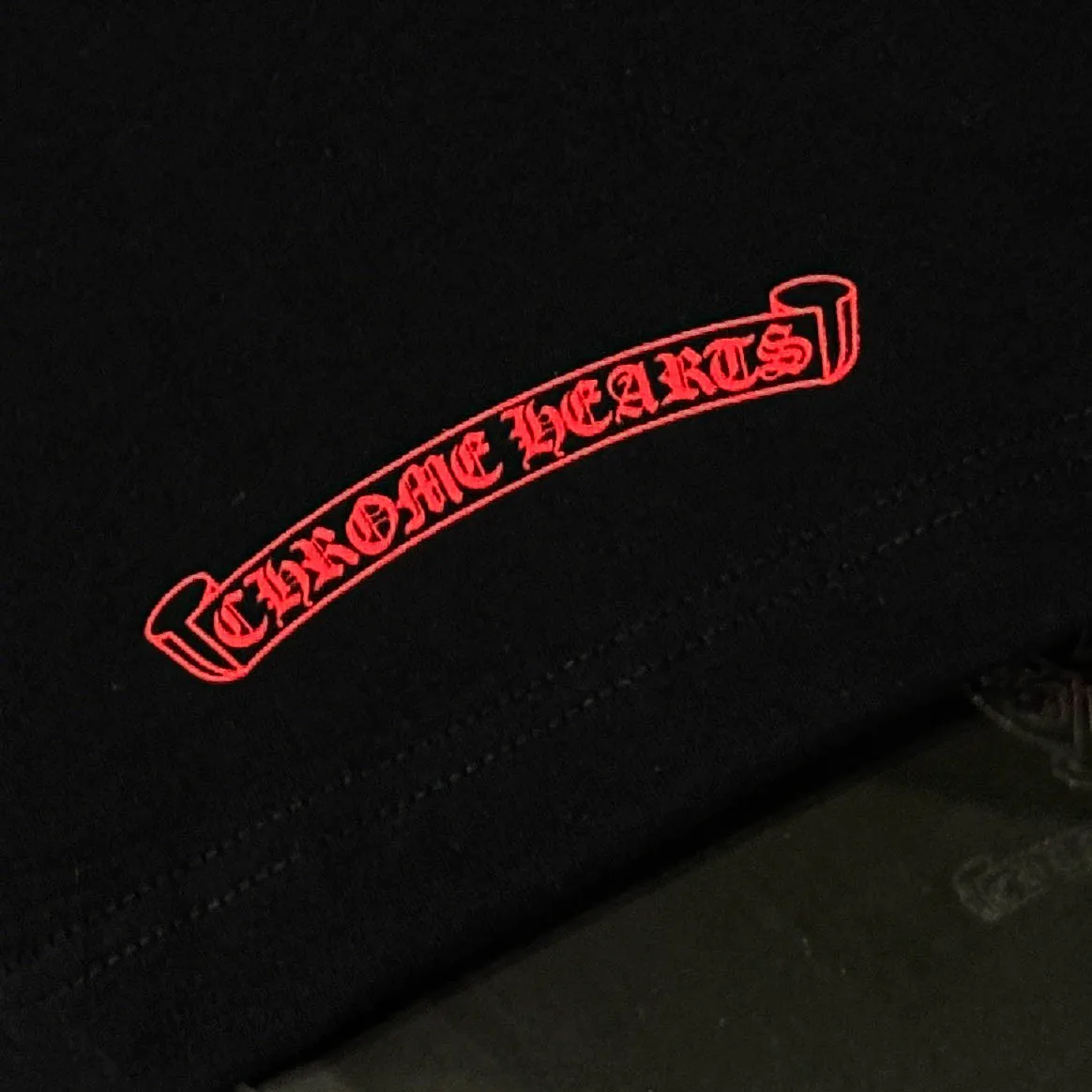 P170 Chrome Hearts Chrome Hearts 25 high version. The fabric is made of 300 grams of high-density pure cotton. It does not deform or shrink. It has three labels. It is the same style for men and women. Technology: suede foam printing. Color: white, black. SIZE: S-XL.